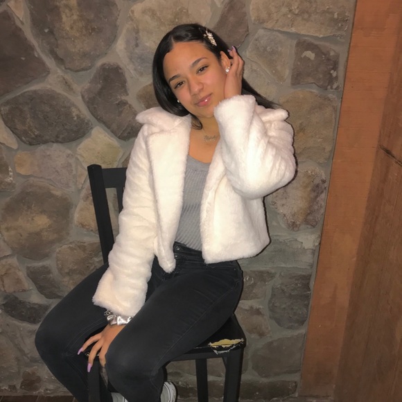 Meet your Posher, Maya - Picture 3 of 7